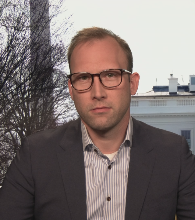 ZDF-Korrespondent David Sauer vor einem Bild des Weißen Haus in Washington.