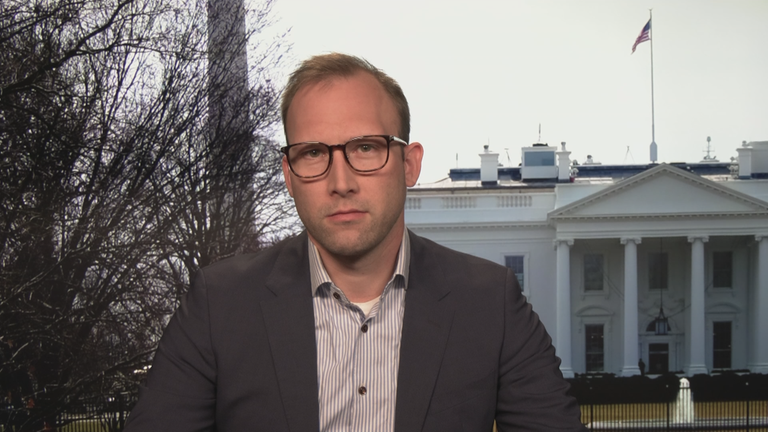 ZDF-Korrespondent David Sauer vor einem Bild des Weißen Haus in Washington.