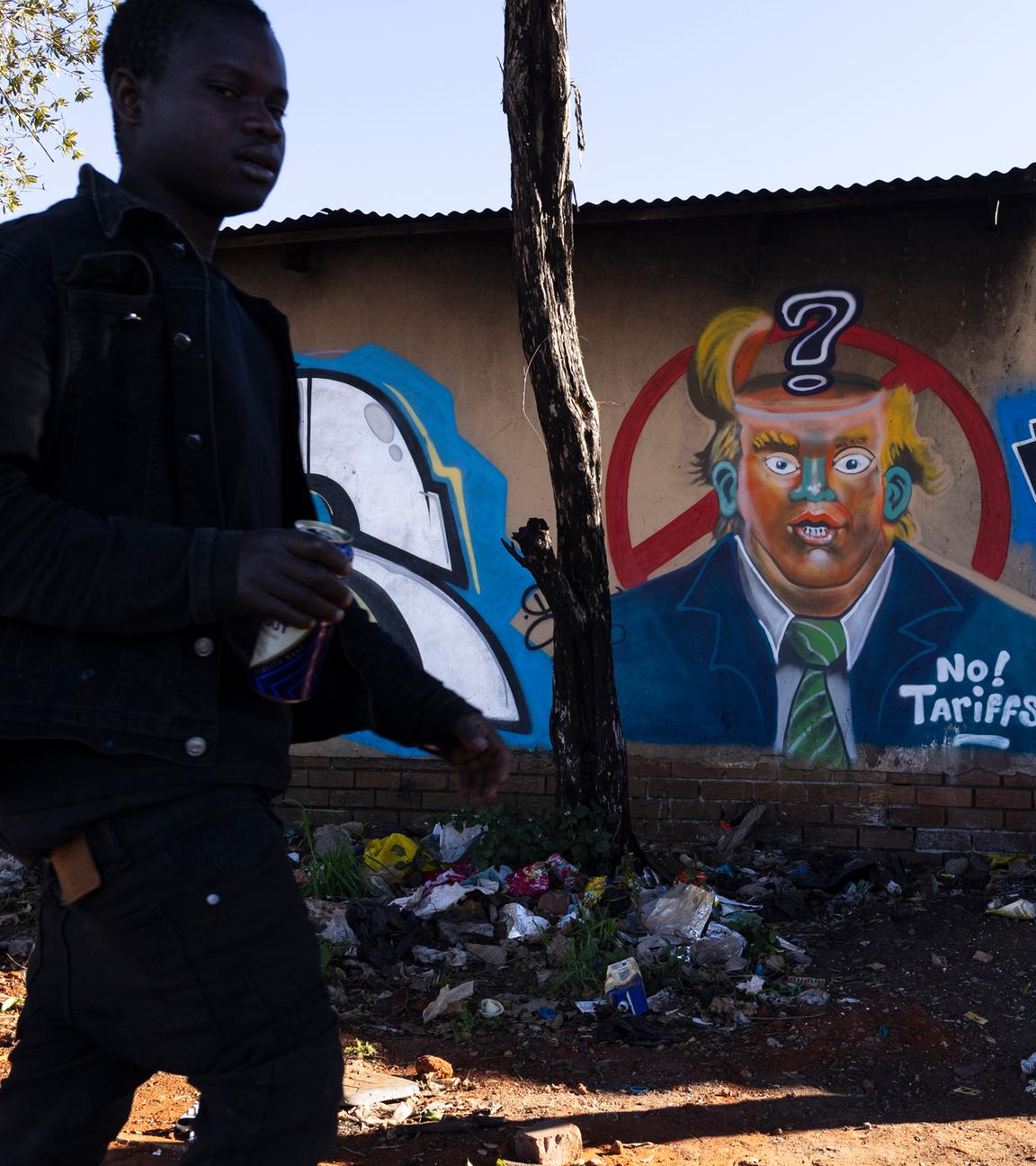 Ein Grafitti von Donald Trump auf einer Mauer mit der Unterschrift "No tarrifs!" in Südafrika.