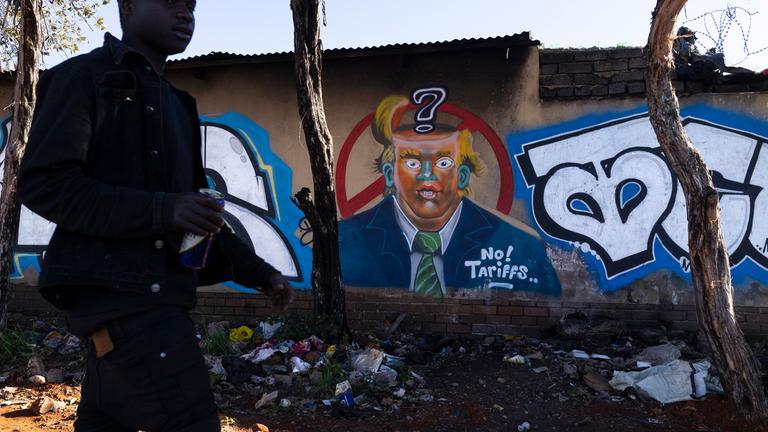 Ein Grafitti von Donald Trump auf einer Mauer mit der Unterschrift "No tarrifs!" in Südafrika.