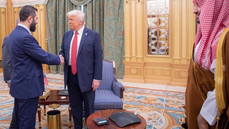 Der syrische Interimspräsident Ahmad al-Sharaa schüttelt US-Präsident Donald Trump die Hand.