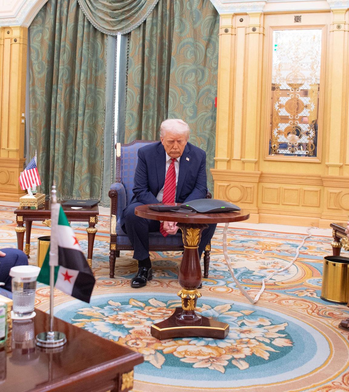 US-Präsident Donald Trump, Syriens Interimspräsident Ahmed al-Sharaa und der saudische Kronprinz Mohammed bin Salman treffen sich in Riad in Saudi-Arabien.