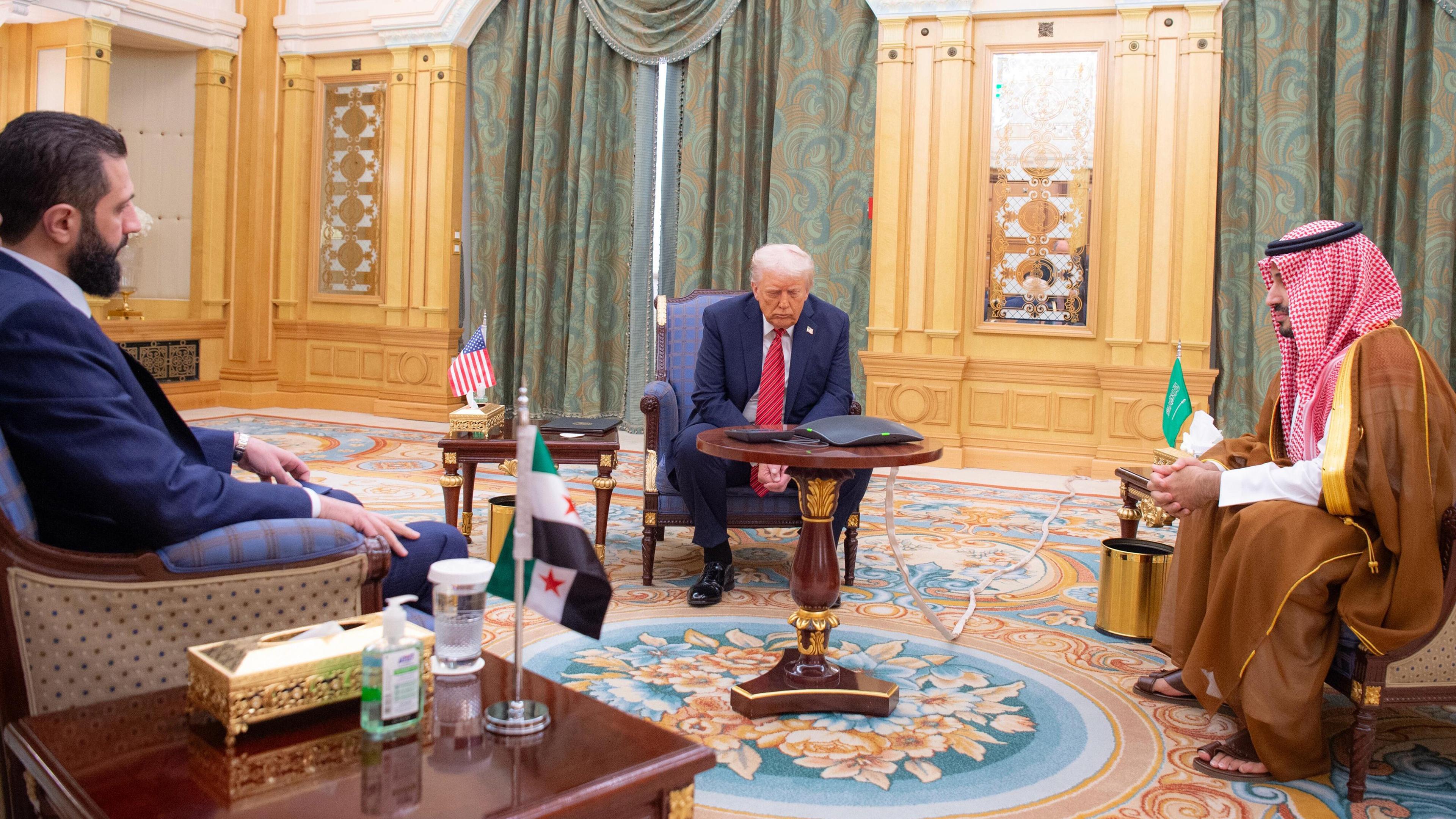 US-Präsident Donald Trump, Syriens Interimspräsident Ahmed al-Sharaa und der saudische Kronprinz Mohammed bin Salman treffen sich in Riad in Saudi-Arabien.