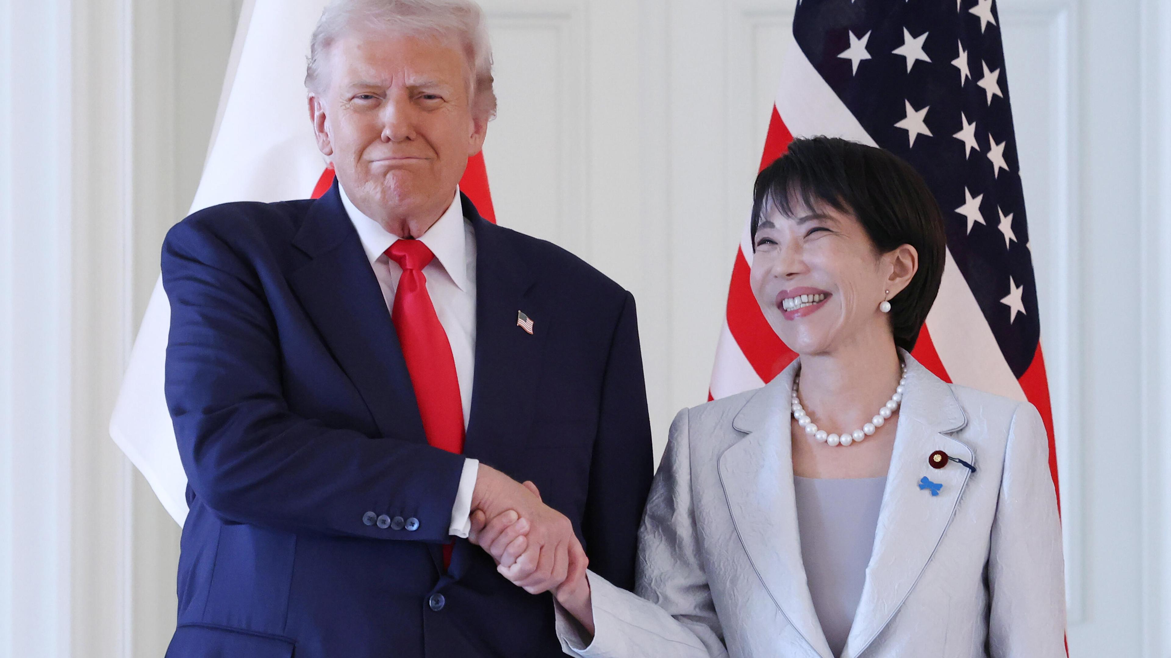 US-Präsident Donald Trump schüttelt der japanischen Premierministerin Sanae Takaichi die Hand während eines Treffens in Tokyo.
