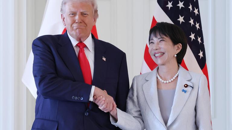 US-Präsident Donald Trump schüttelt der japanischen Premierministerin Sanae Takaichi die Hand während eines Treffens in Tokyo.