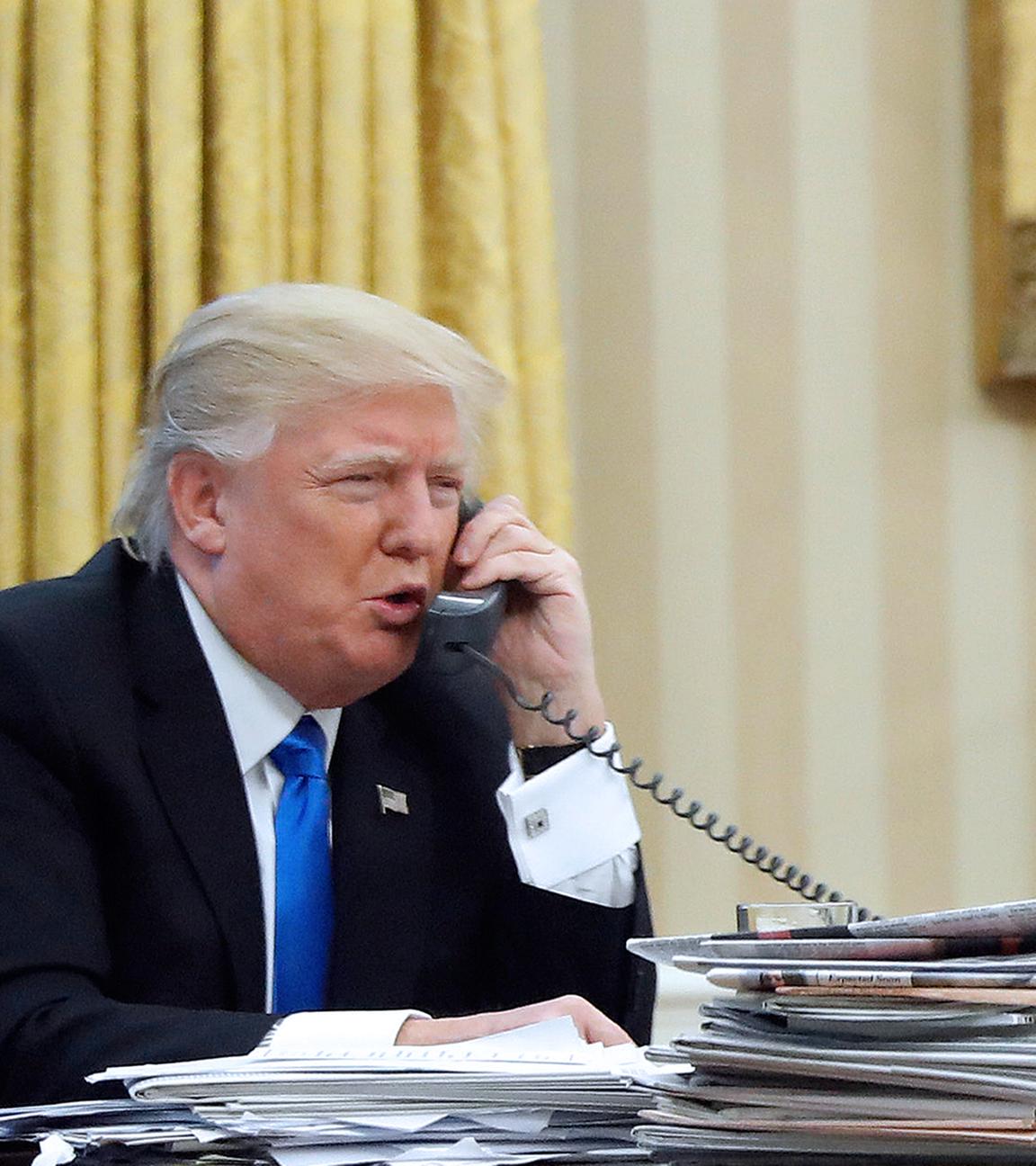Archiv: Donald Trump telefoniert