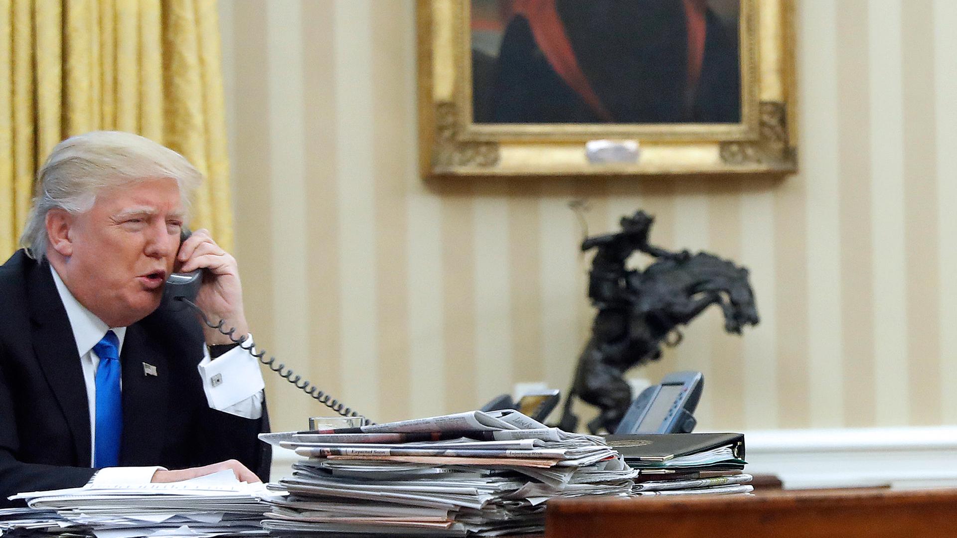 Archiv: Donald Trump telefoniert