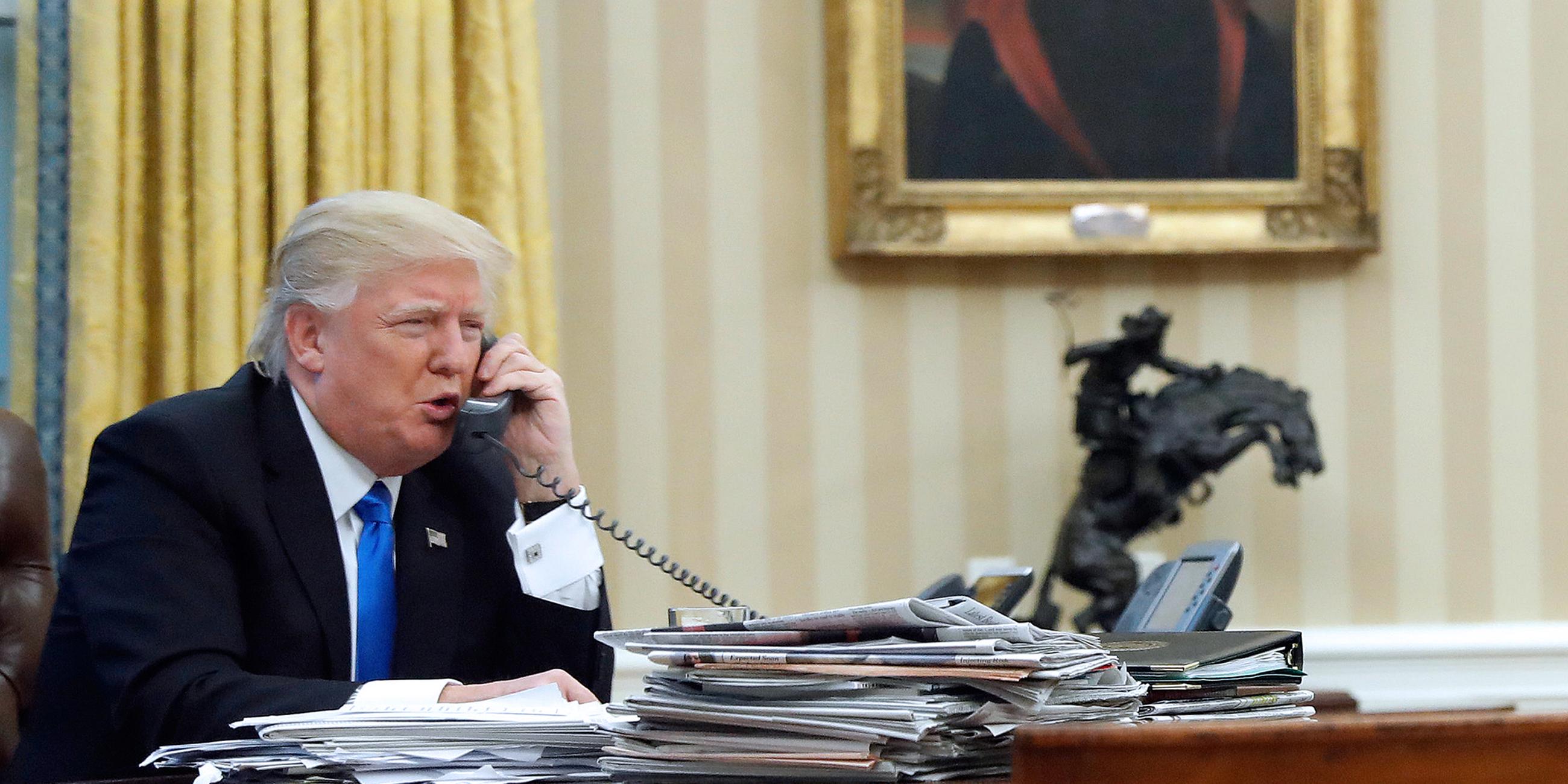 Archiv: Donald Trump telefoniert
