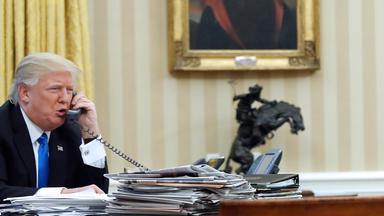 Archiv: Donald Trump telefoniert