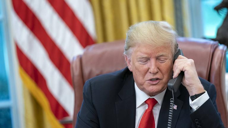 Donald Trump beim telefonieren.