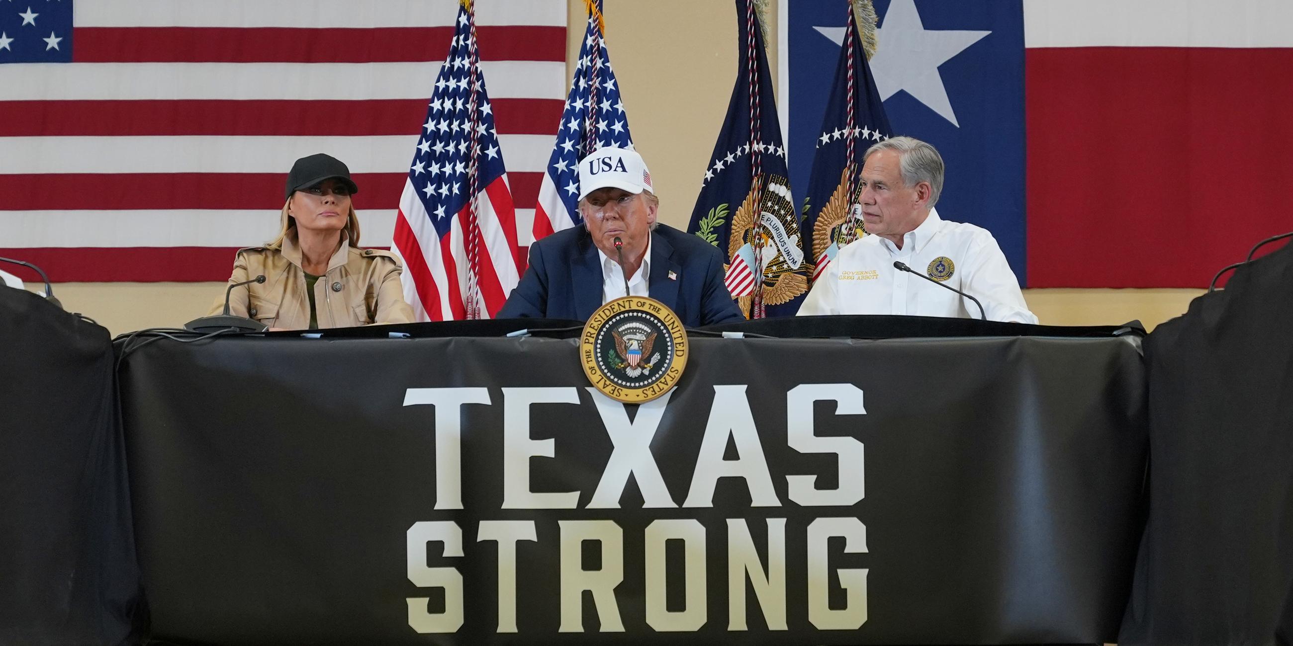 : US-Präsident Donald Trump spricht, während First Lady Melania Trump (l) und der texanische Gouverneur Greg Abbott während einer Diskussionsrunde mit Ersthelfern und lokalen Beamten im Hill Country Youth Event Center während einer Besichtigung von Hochwasserschäden zuhören.