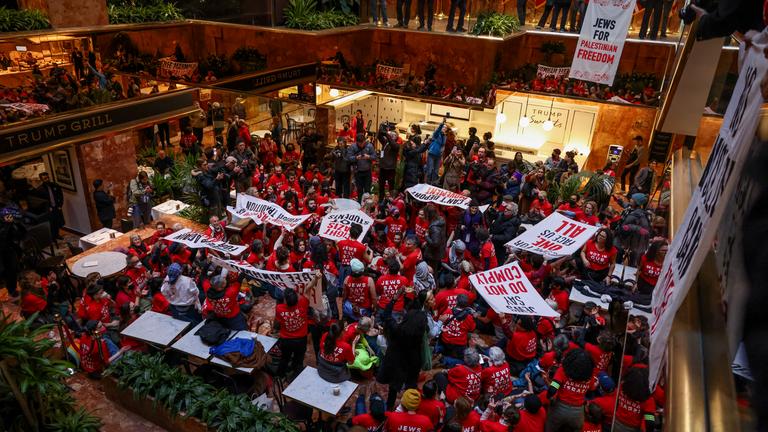 Demonstranten der Gruppe "Jewish Voice for Peace" protestieren im Trump Tower in New York