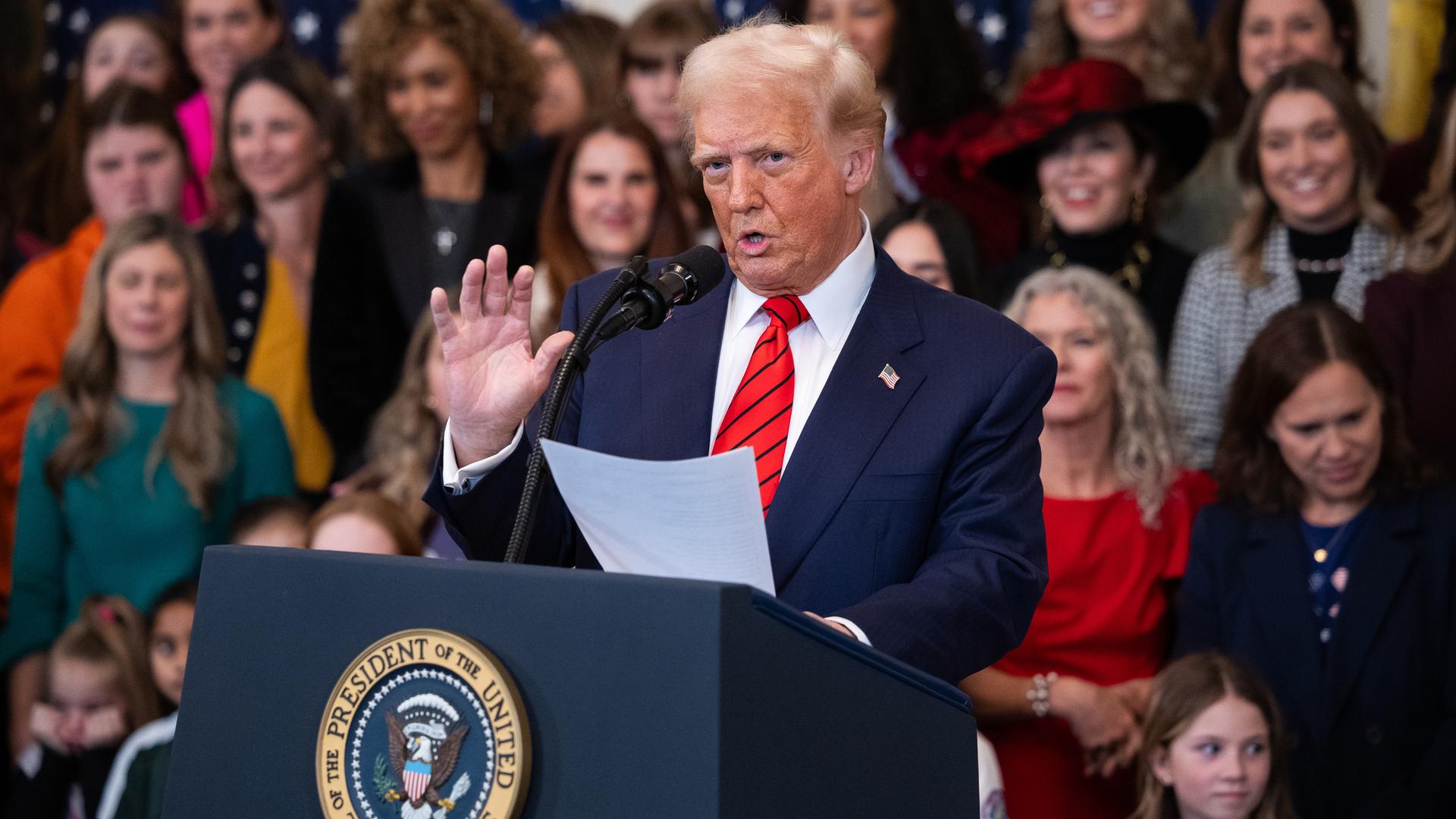 US-Präsident Donald Trump spricht vor der Unterzeichung eines Dekrets, das Transgender-Athletinnen aus dem Frauensport verbannen soll, im Weißen Haus.