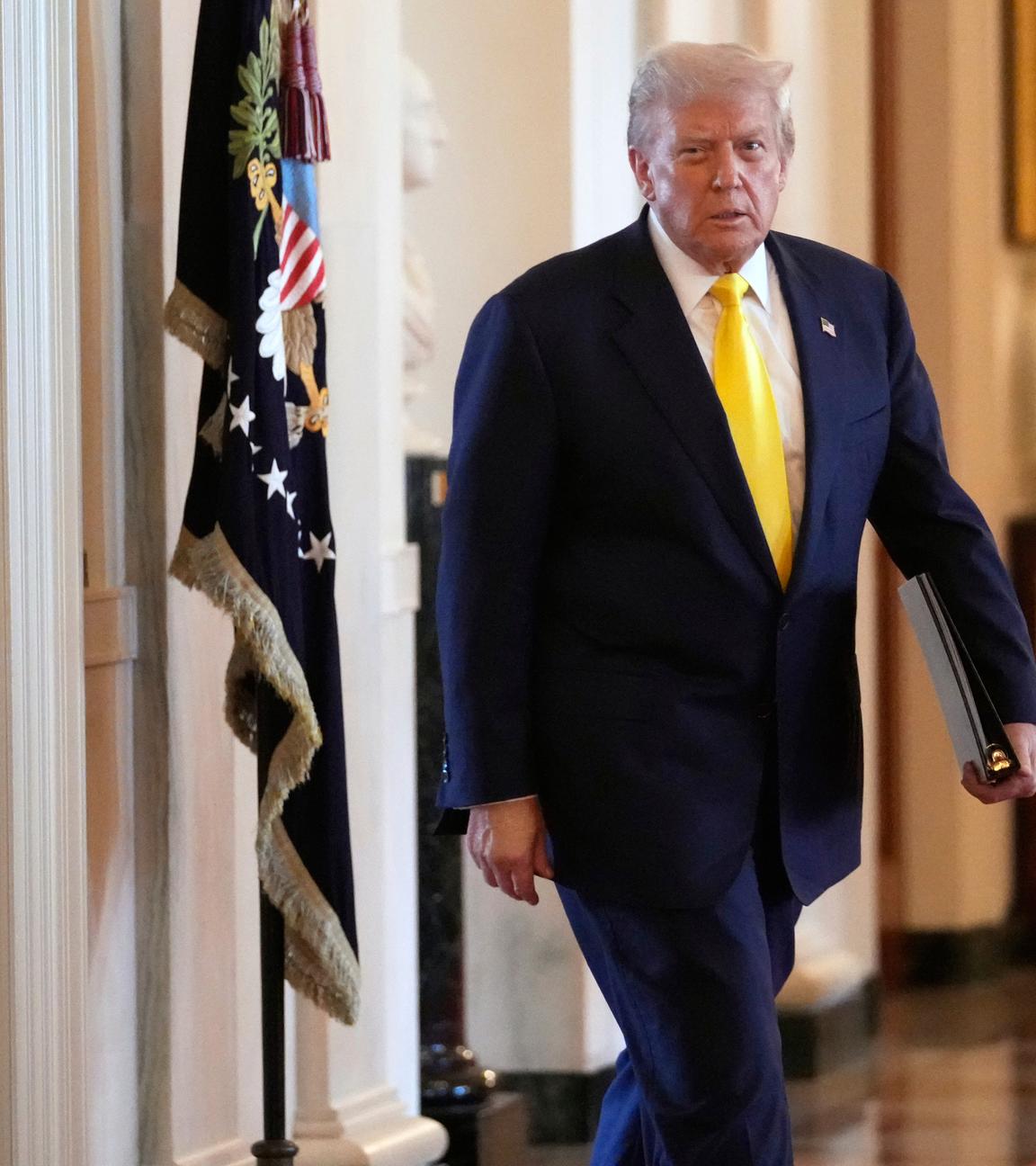 Präsident Donald Trump geht, um bei einer Veranstaltung zum Nationalen Tag des Purpurherzens im Ostsaal des Weißen Hauses zu sprechen.