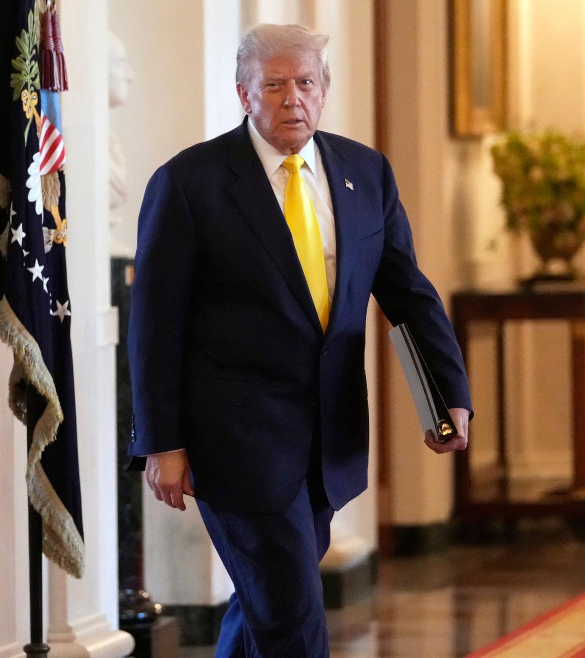 Präsident Donald Trump geht, um bei einer Veranstaltung zum Nationalen Tag des Purpurherzens im Ostsaal des Weißen Hauses zu sprechen.