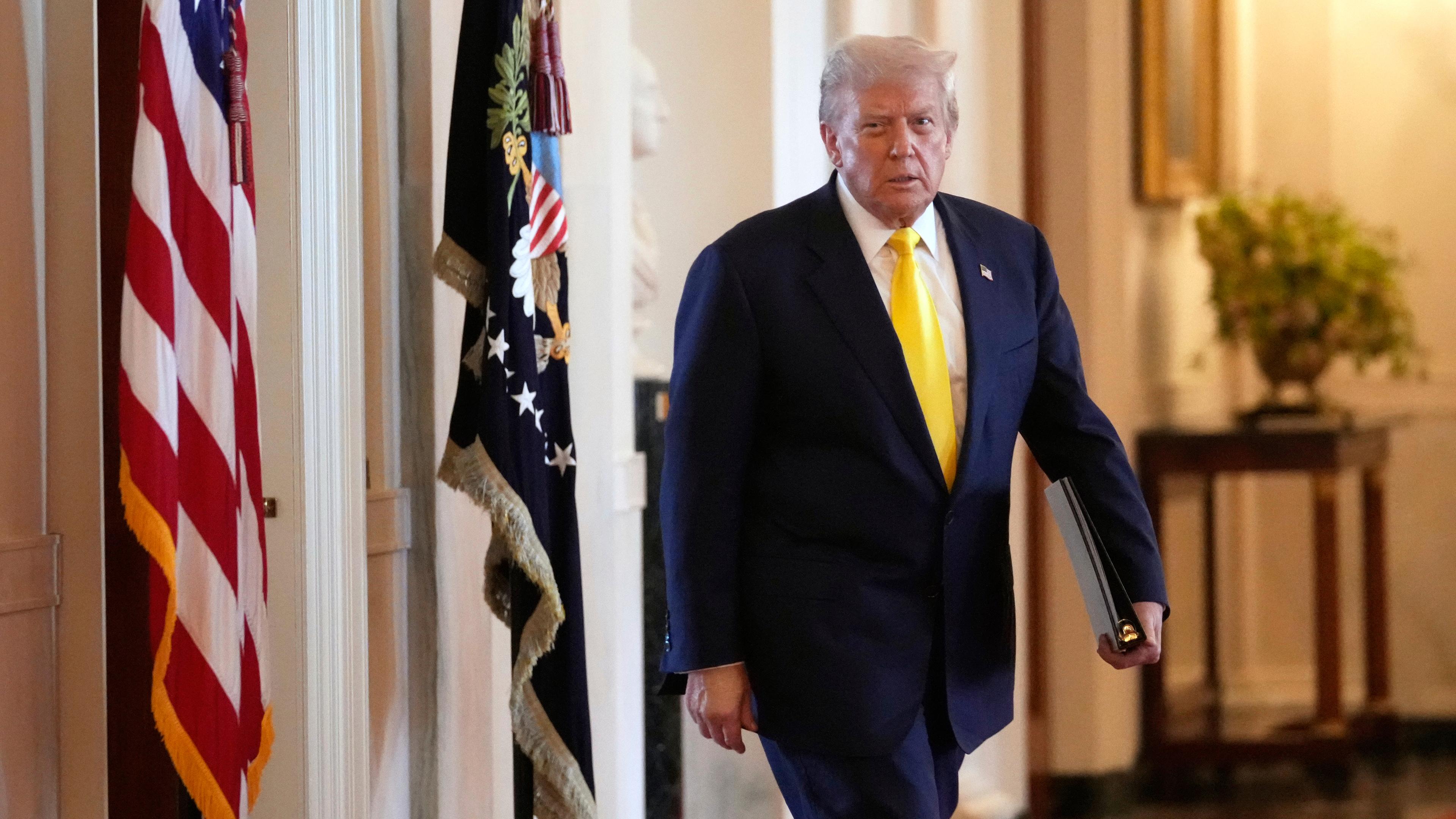 Präsident Donald Trump geht, um bei einer Veranstaltung zum Nationalen Tag des Purpurherzens im Ostsaal des Weißen Hauses zu sprechen.