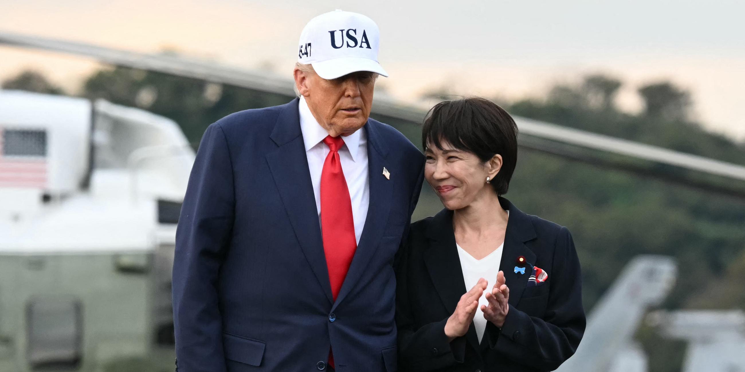 Auf dem Bild ist Premierministerin Takaichi mit Trump zu sehen