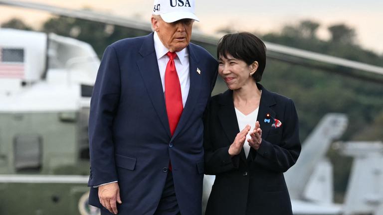 Auf dem Bild ist Premierministerin Takaichi mit Trump zu sehen
