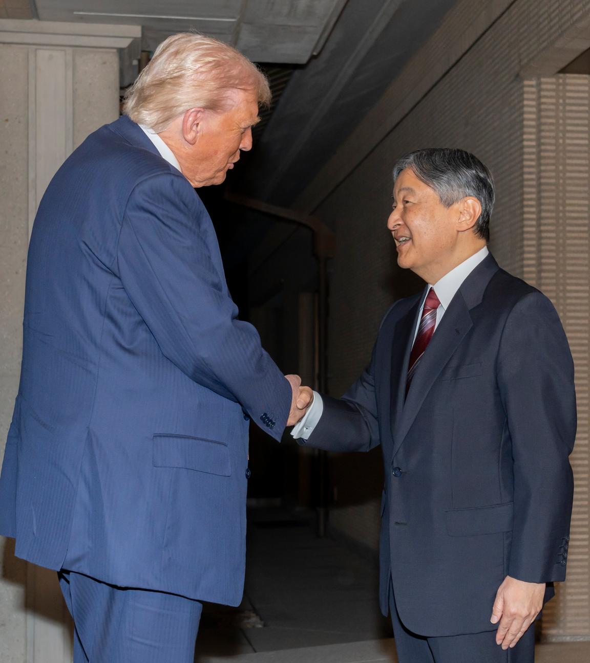 Ein von der Imperial Household Agency bereitgestelltes Foto zeigt US-Präsident Donald Trump (links), wie er am 27. Oktober 2025 im Kaiserpalast in Tokio, Japan, vom japanischen Kaiser Naruhito (rechts) begrüßt wird.