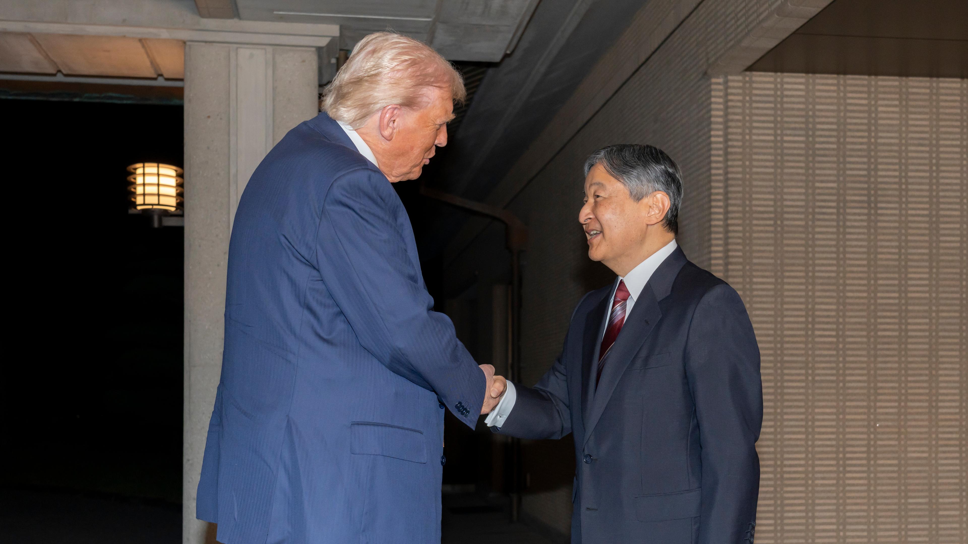Ein von der Imperial Household Agency bereitgestelltes Foto zeigt US-Präsident Donald Trump (links), wie er am 27. Oktober 2025 im Kaiserpalast in Tokio, Japan, vom japanischen Kaiser Naruhito (rechts) begrüßt wird.
