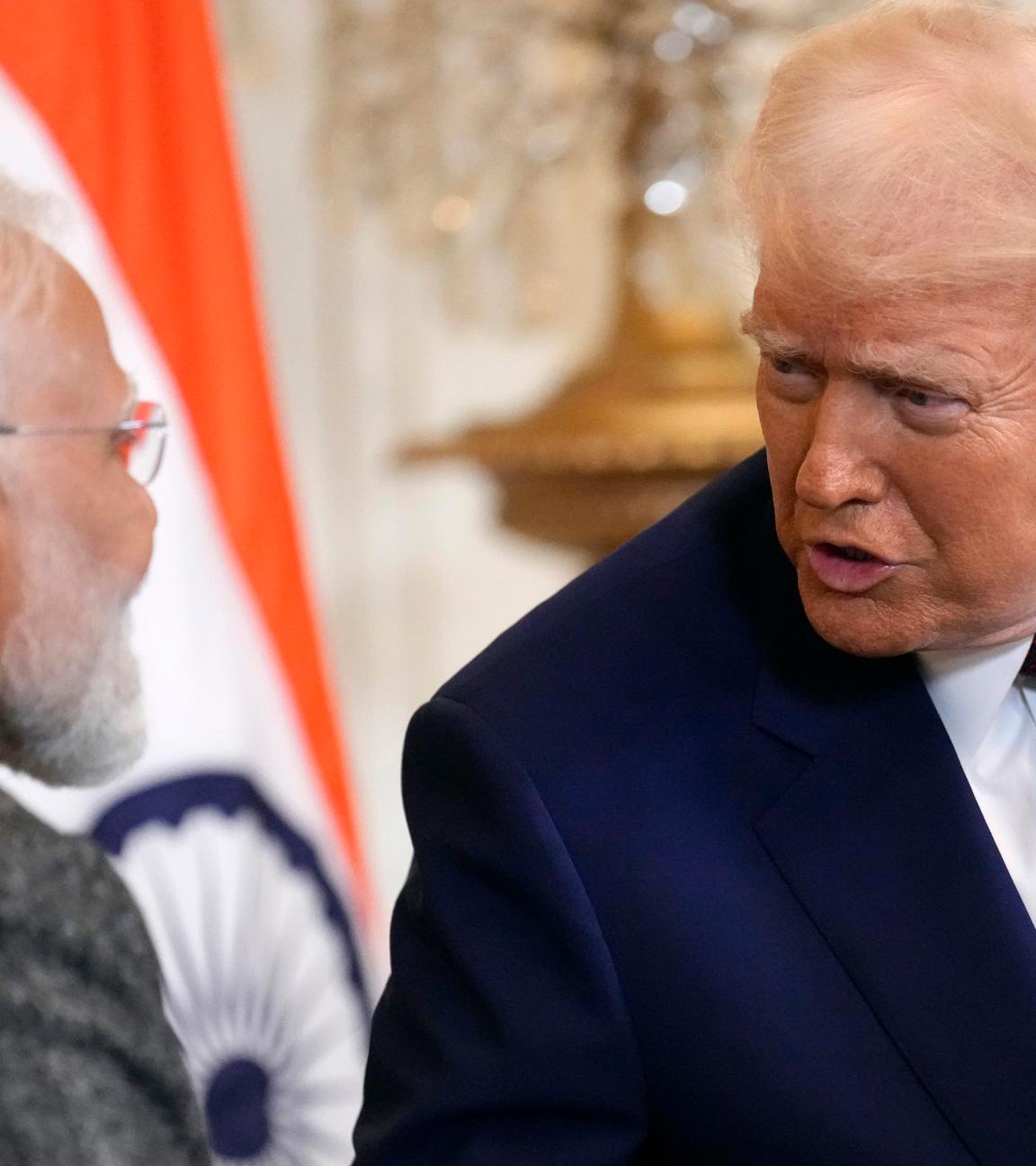 USA, Washington: US-Präsident Donald Trump (r) spricht mit dem indischen Premierminister Narendra Modi während einer Pressekonferenz im East Room des Weißen Hauses.