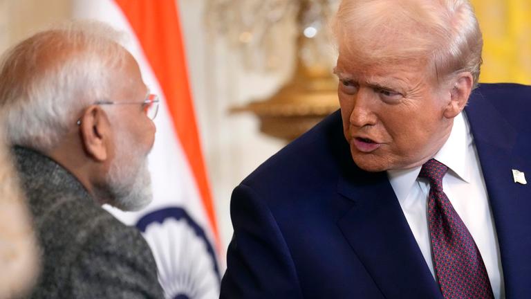USA, Washington: US-Präsident Donald Trump (r) spricht mit dem indischen Premierminister Narendra Modi während einer Pressekonferenz im East Room des Weißen Hauses.