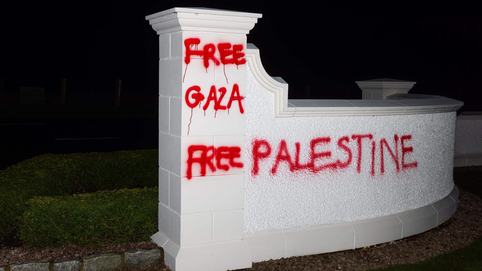 Graffiti «Free Gaza - Free Palestine» am Trump Turnberry auf einem Golfplatz in South Ayrshire, der dem US-Präsidenten Trump gehört.