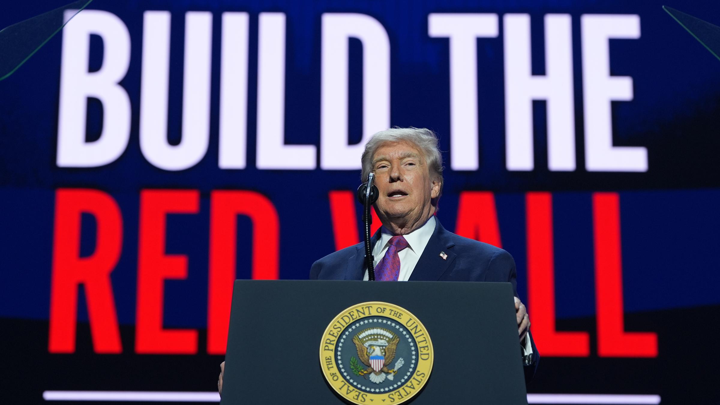 US-Präsident Donald Trump spricht bei einer Veranstaltung von Turning Point USA in der Dream City Church.