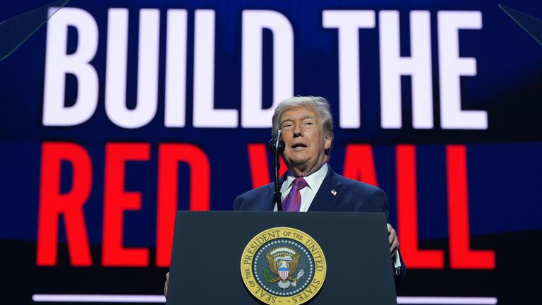 US-Präsident Donald Trump spricht bei einer Veranstaltung von Turning Point USA in der Dream City Church.