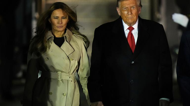 Großbritannien, London: US-Präsident Donald Trump und First Lady Melania Trump verlassen die Air Force One bei ihrer Ankunft am Flughafen Stansted.