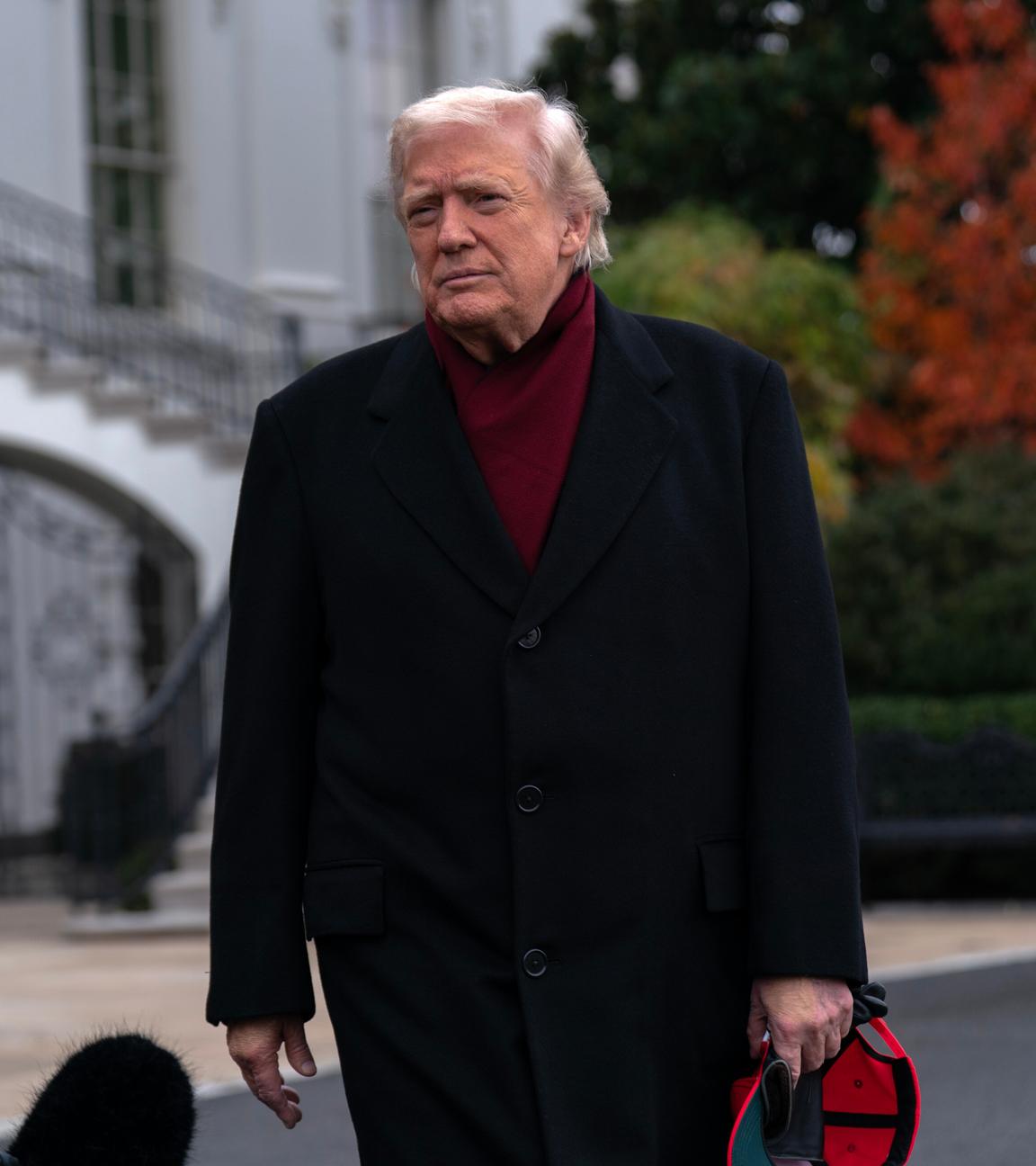 22.11.2025, USA, Washington: US-Präsident Donald Trump spricht mit Jurnalisten, während er auf dem Weg zur Joint Base Andrews das Weiße Haus verlässt.