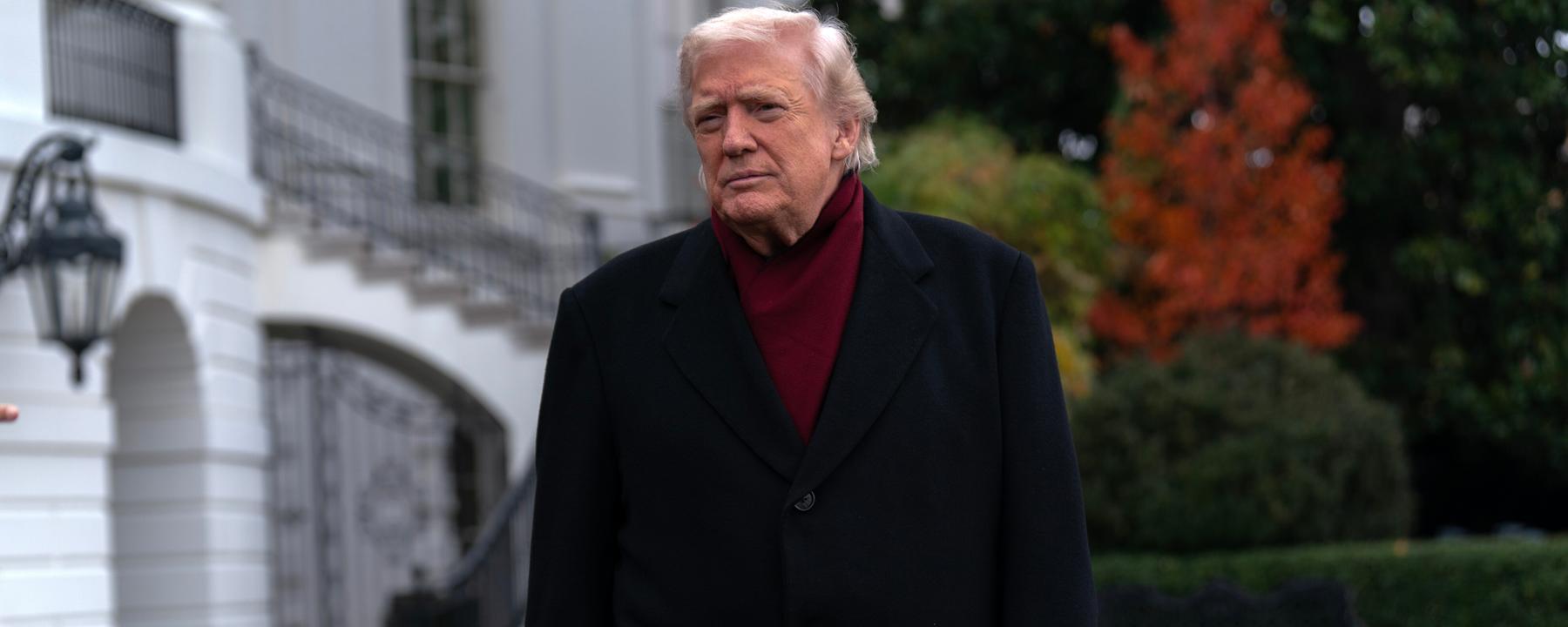 22.11.2025, USA, Washington: US-Präsident Donald Trump spricht mit Jurnalisten, während er auf dem Weg zur Joint Base Andrews das Weiße Haus verlässt.