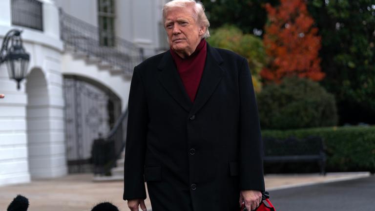 22.11.2025, USA, Washington: US-Präsident Donald Trump spricht mit Jurnalisten, während er auf dem Weg zur Joint Base Andrews das Weiße Haus verlässt.