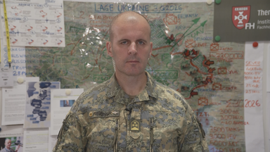 Oberst Reisner vor militärischen Verlaufskarten des Ukraine-Kriegs. 