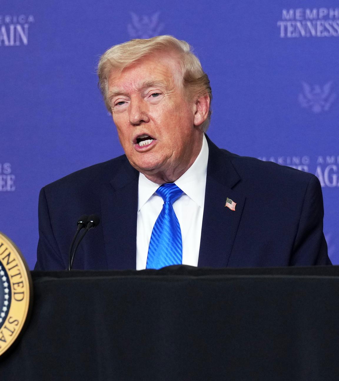 US-Präsident Donald Trump nimmt an einer Diskussionsrunde teil.