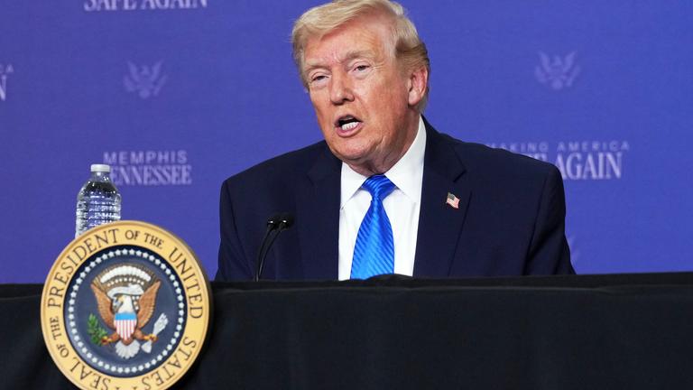 US-Präsident Donald Trump nimmt an einer Diskussionsrunde teil.