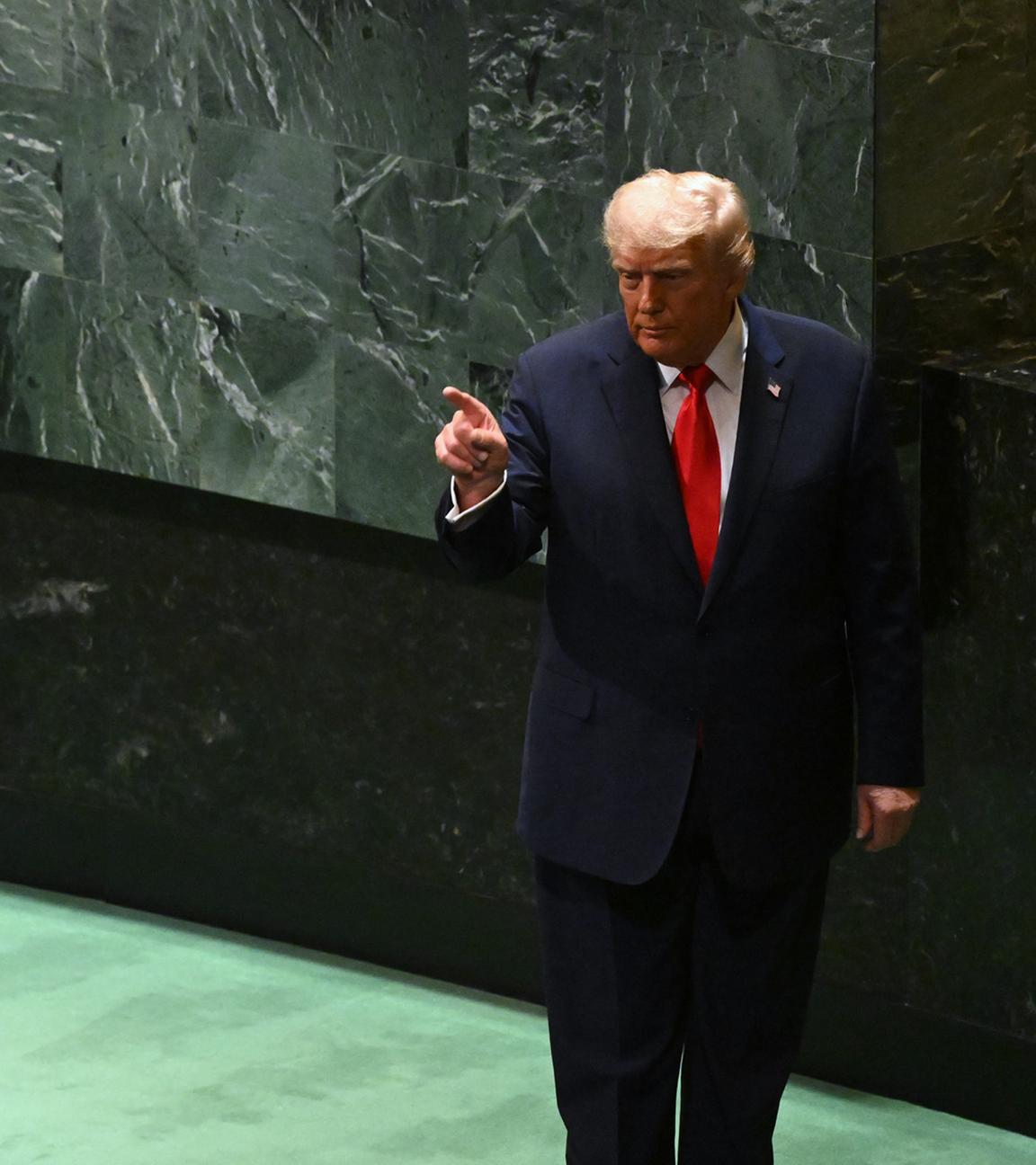 US-Präsident Donald Trump gestikuliert nach seiner Rede bei der Generaldebatte der UN-Vollversammlung in New York am 23.09.2025.