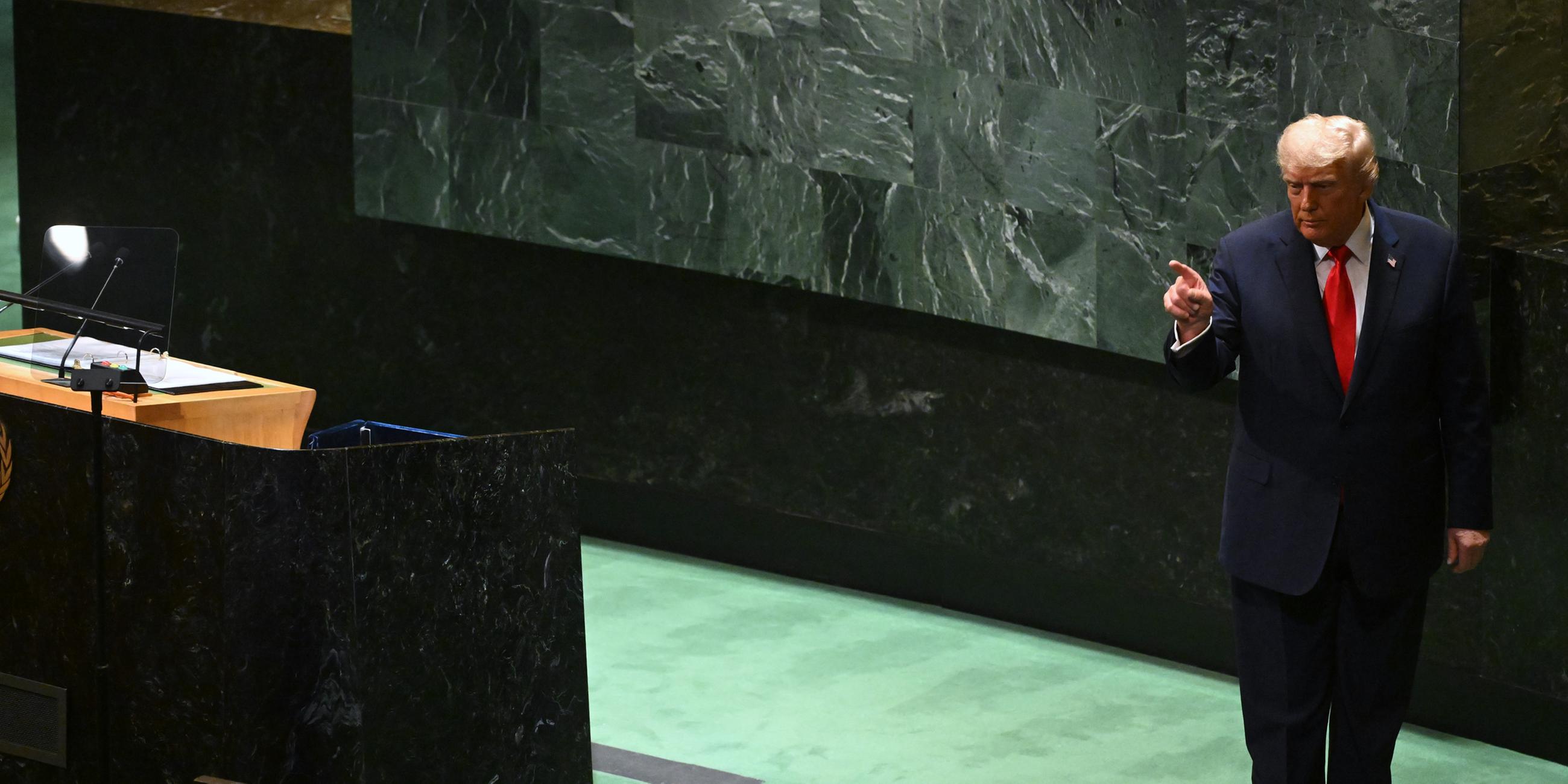 US-Präsident Donald Trump gestikuliert nach seiner Rede bei der Generaldebatte der UN-Vollversammlung in New York am 23.09.2025.