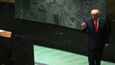 US-Präsident Donald Trump gestikuliert nach seiner Rede bei der Generaldebatte der UN-Vollversammlung in New York am 23.09.2025.
