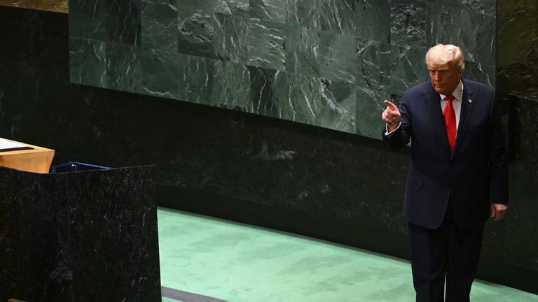 US-Präsident Donald Trump gestikuliert nach seiner Rede bei der Generaldebatte der UN-Vollversammlung in New York am 23.09.2025.