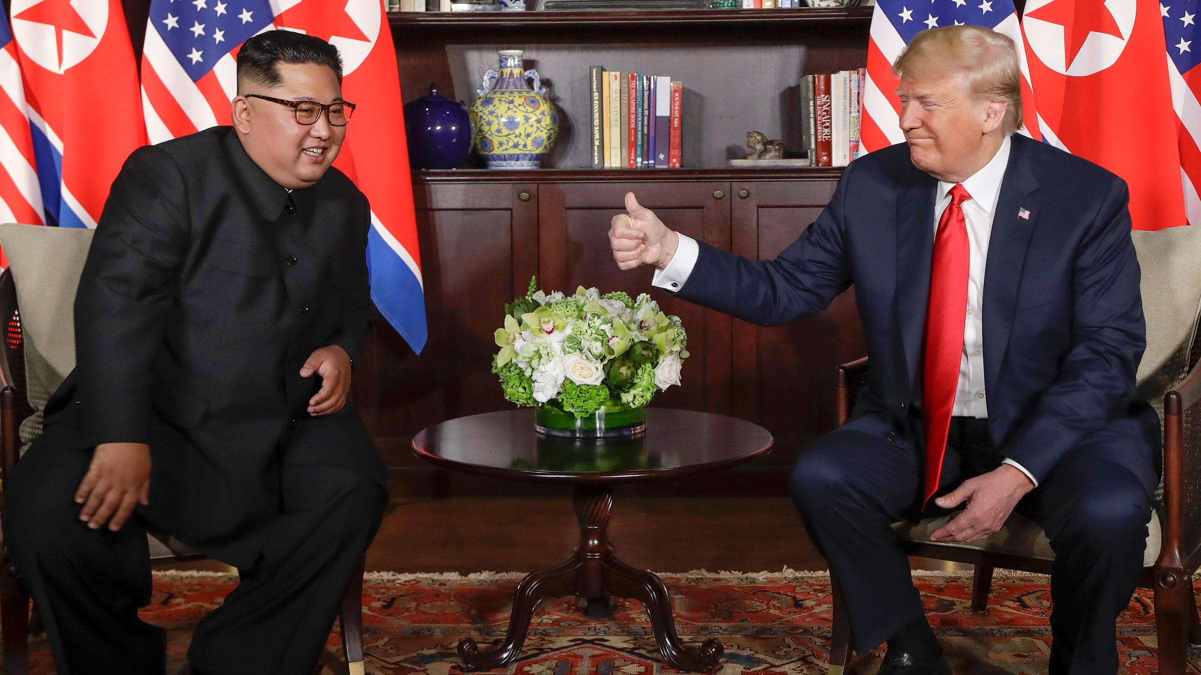 Daumen hoch: US-Präsident Donald Trump bei seinem ersten Treffen mit Nordkoreas Machthaber Kim Jong Un.