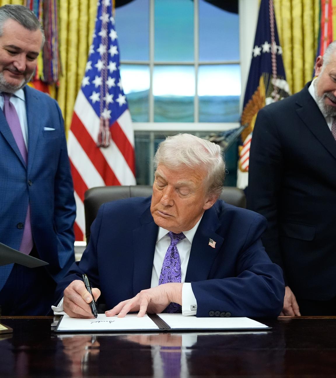 Trump unterzeichnet einen Vertrag