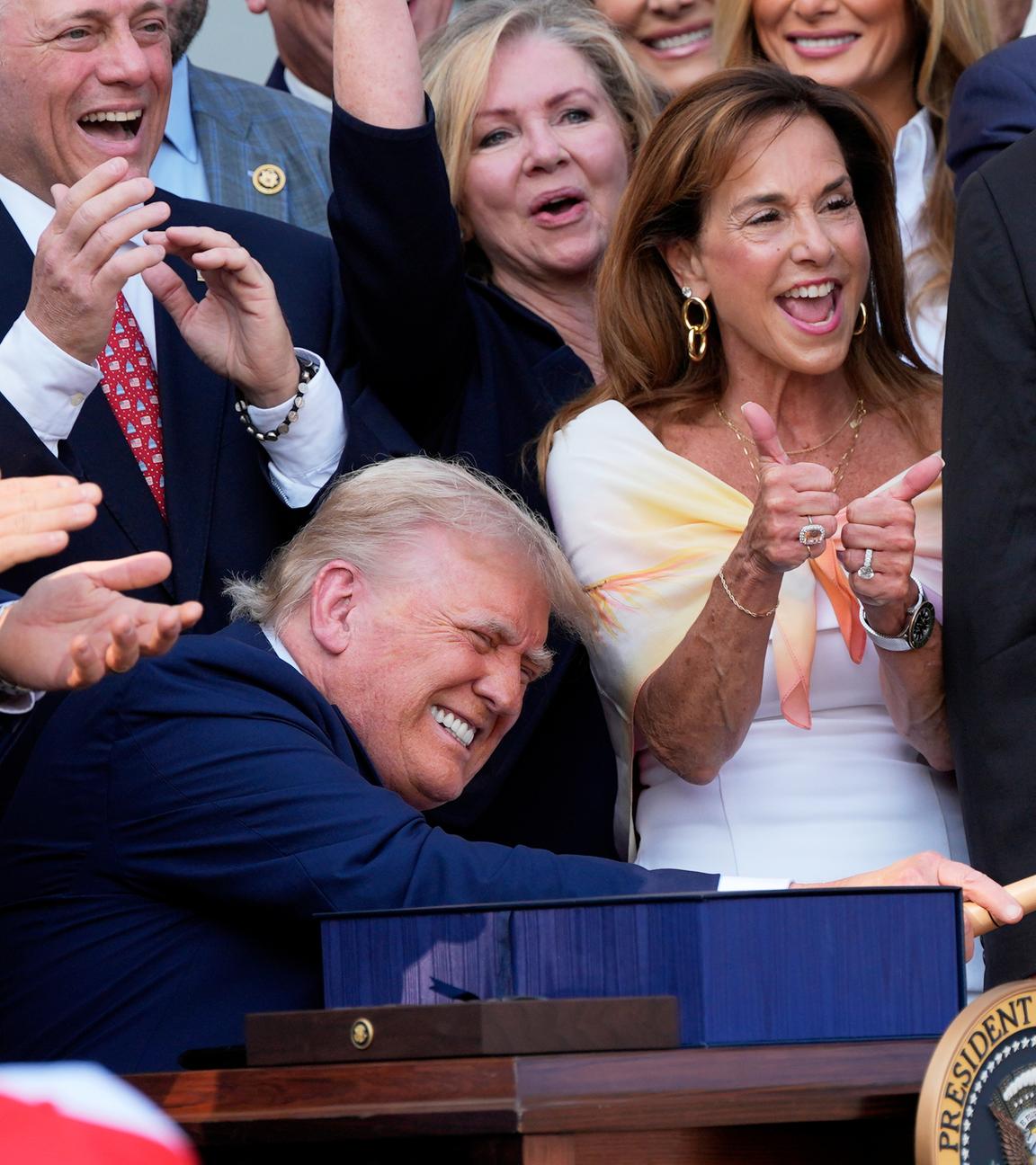 US-Präsident Donald Trump schlägt einen Holzhammer nach der Unterzeichung seines Steuer- und Ausgabengesetzes.