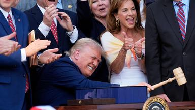 US-Präsident Donald Trump schlägt einen Holzhammer nach der Unterzeichung seines Steuer- und Ausgabengesetzes.