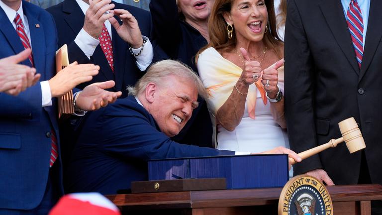 US-Präsident Donald Trump schlägt einen Holzhammer nach der Unterzeichung seines Steuer- und Ausgabengesetzes.