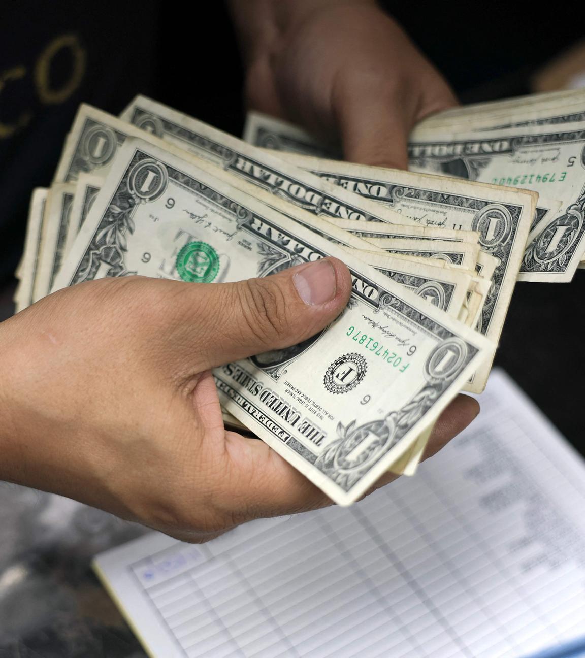 Im National Produce Fruit and Vegetable Store in Miami, Florida, werden an einer Kasse US-Dollar-Scheine gezählt.