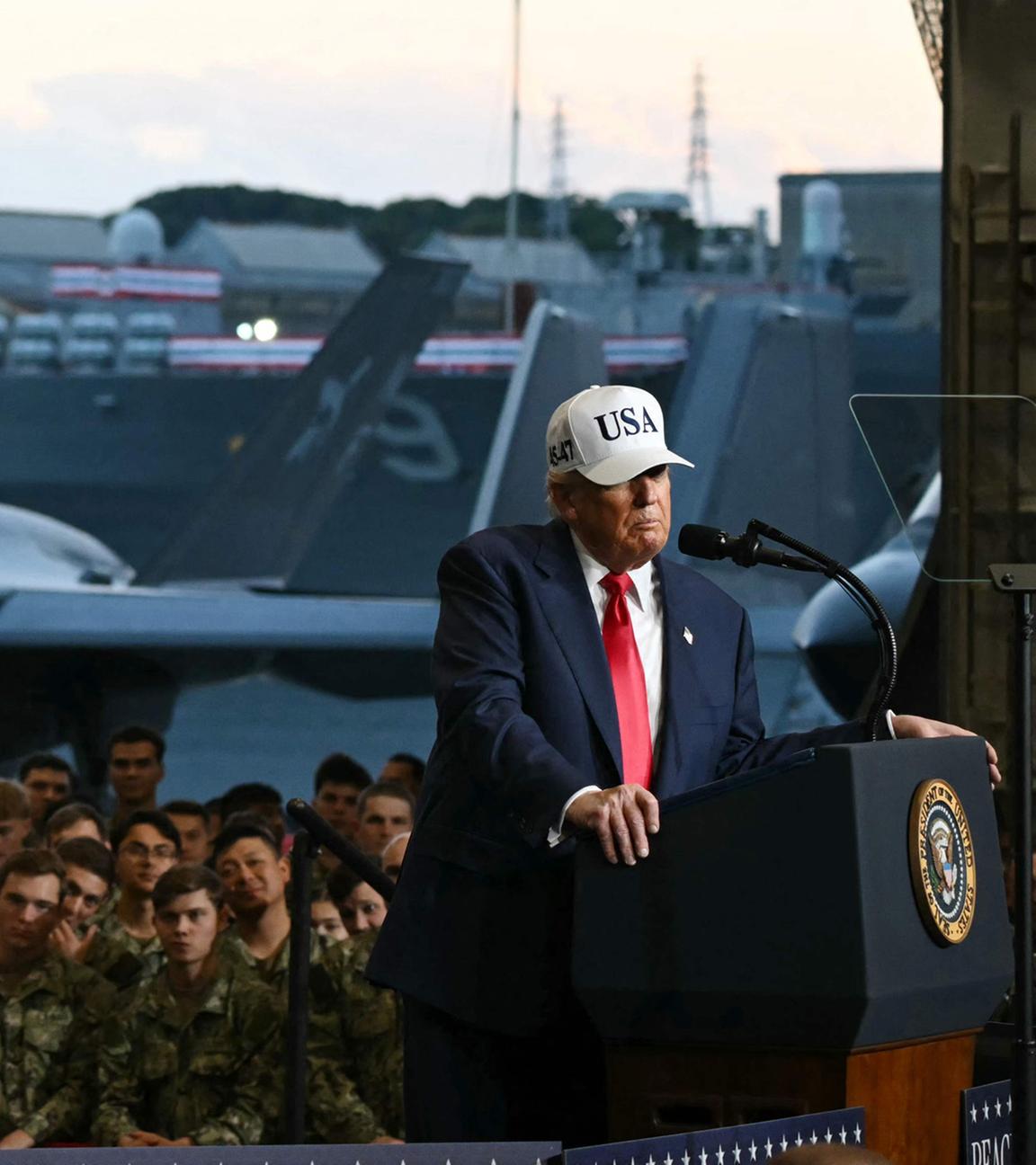 US-Präsident Donald Trump hält am 28. Oktober 2025 an Bord des Flugzeugträgers USS George Washington in der US-Marinestation Yokosuka eine Rede vor US-Marineangehörigen.