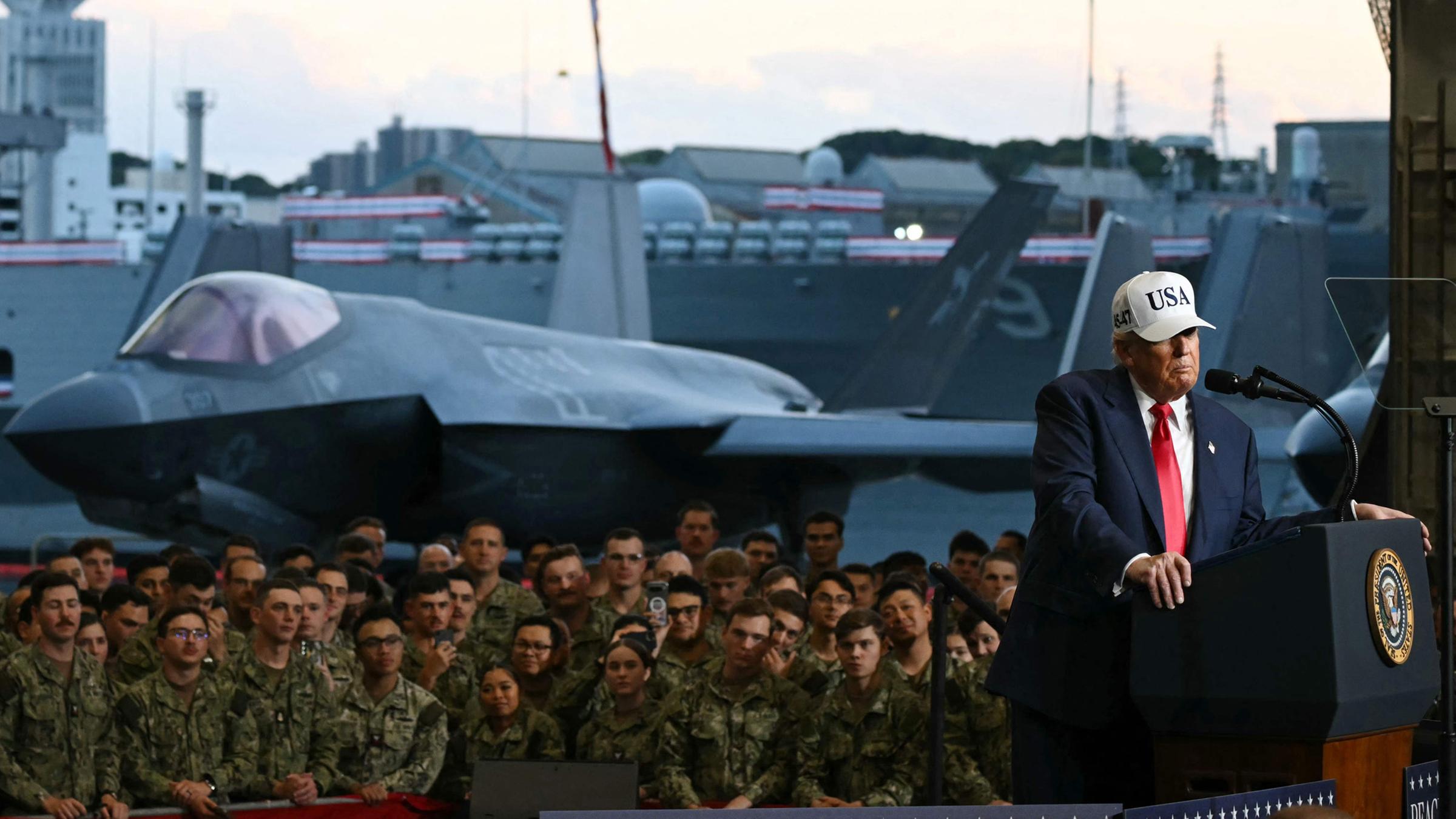 US-Präsident Donald Trump hält am 28. Oktober 2025 an Bord des Flugzeugträgers USS George Washington in der US-Marinestation Yokosuka eine Rede vor US-Marineangehörigen.
