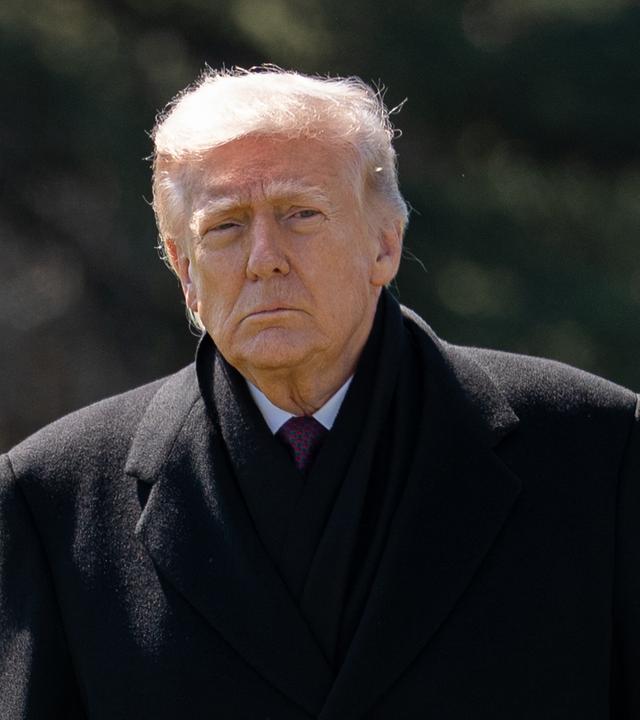 US-Präsident Donald Trump spricht vor dem Abflug mit dem Hubschrauber Marine One in Washington.