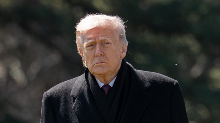 US-Präsident Donald Trump spricht vor dem Abflug mit dem Hubschrauber Marine One in Washington.